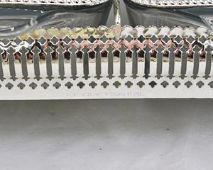 Casserole à double compartiment avec finition argentée, avec couvercles et support, pour servir des plats chauds et pour la présentation de table festive, en provenance d'Inde - Product Image 4