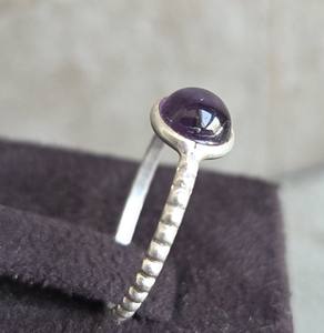 Anillo de plata de ley de estilo bohemio unisex hecho a mano con piedras preciosas de amatista para aniversario de boda o regalo de fiesta - Product Image 2
