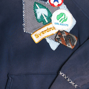 เสื้อฮู้ดดี้ผ้าฝ้าย 100% ปักลายตัวอักษรประดับเพชร สำหรับฤดูหนาว บริการ OEM ผ้าฟลีซหนานุ่ม สไตล์สตรีทแวร์ พร้อมบริการติดแบรนด์ตามสั่ง - Product Image 5