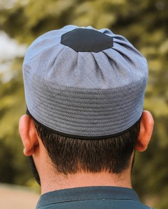 Topi สวดมนต์ทรงกลมสีเทาอ่อนหรูหราทนทานสำหรับผู้ชายรายละเอียดการเย็บกันน้ำที่ออกแบบมาสำหรับกีฬาสวดมนต์อิสลาม - Product Image 5