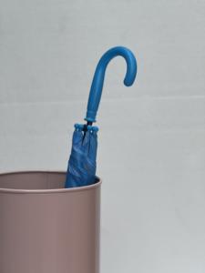 Porte-parapluie en fer galvanisé durable et élégant en brun pastel fabriqué à la main pour la décoration intérieure. - Product Image 6