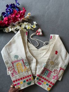 Collection Premium Look élégant Nouvelle variété Khadi Coton avec chemisier brodé au point de chaîne au taux le plus bas - Product Image 3