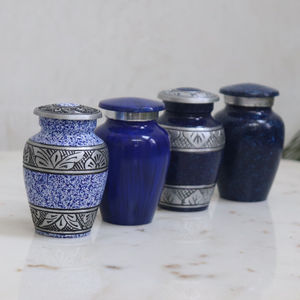 HHO Urne de crémation compacte en métal bleu brillant de 4 pouces Petit décor à la maison pour le stockage des cendres Technique de coulée à la main - Product Image 4