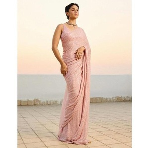 Dernière pièce de Saree en Georgette de style Bollywood avec paillettes et chemisier disponible aux prix de gros - Product Image 1