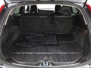 V60 Cross Country T5 Platinum 2016 Usado con Poco Kilometraje, con un Potente Rendimiento del Motor y Asientos Confortables - Product Image 2