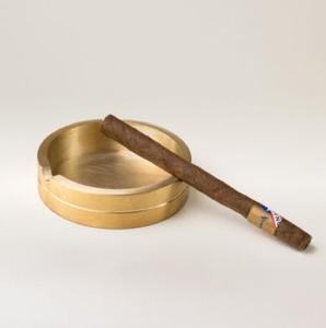 Cenicero de cigarrillos de metal con forma de tringle Cenicero de cigarro de humo de mesa de color dorado hecho a mano del fabricante en la India - Product Image 2