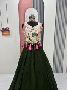 Lehenga Choli élégant en soie pure Simar avec broderie complète en sequins et fils pour les réceptions, les fiançailles et les événements festifs - Product Image 4
