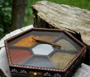 Boîte à épices Masala Daani en laiton Conteneurs hexagonaux en bois boîte à épices armoires de cuisine stockage de poudre épices et herbes utilisation masala - Product Image 3