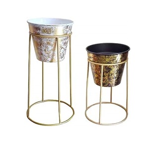 Pots de fleurs blancs uniques avec support doré Pots de fleurs décoratifs pour la maison de taille personnalisée avec support élégant pour hôtel à faible coût - Product Image 4