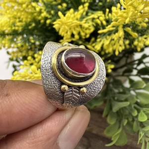 Vente en gros de bagues martelées bicolores en argent sterling 925 fabriquées à la main de bijoux en cristal cabochon grenat rouge naturel - Product Image 5