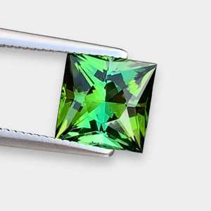 Pierre précieuse naturelle de tourmaline 2.0 CT sans défaut, provenance Afghanistan, excellente taille princesse, couleur verte, taille diamant carrée, pierre précieuse carrée non montée - Product Image 1