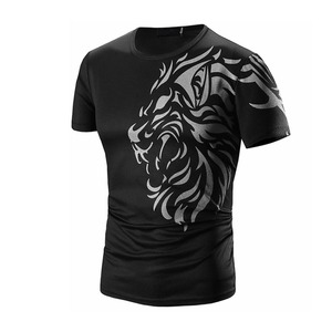 เสื้อยืดแขนสั้นสีดำสำหรับผู้ชาย พิมพ์ลายสิงโต แห้งเร็ว ทรงปกติ สปอร์ต คอกลม ผ้าถักเนื้อนุ่ม ระบายอากาศได้ดี ผ้าฝ้าย 100% - Product Image 1