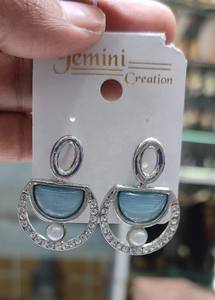 PENDIENTES DE GOTA DE CRISTAL Y CRISTAL CLARO A LA MODA CON CIERRE DE LEAVEBACK EN RODIO CONJUNTO DE PENDIENTES DE MODA PARA MUJER - Product Image 3