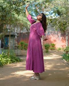 Robe longue en coton pur Aasha, imprimé à la main avec des motifs dorés, robe évasée ethnique au meilleur prix - Product Image 6