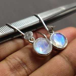 Designer fait à la main 10mm naturel arc-en-ciel pierre de lune 925 boucles d'oreilles pendantes en argent 4.23 Gms boucles d'oreilles suspendues pour les fêtes - Product Image 6