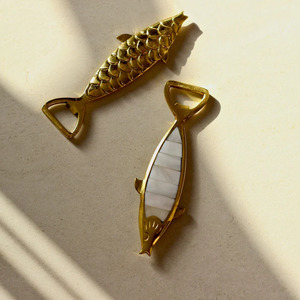Ouvre-bouteille design poisson vintage en métal de luxe avec finition en émail brillant, parfait pour les accessoires de bar élégants - Product Image 4