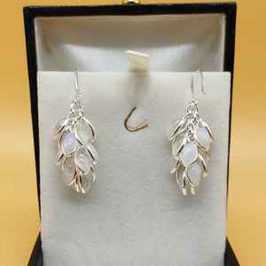 Boucles d'oreilles pendantes faites à la main en argent sterling 925 Design de grappe de raisin élégant Pierre de lune en forme de marquise pour les fêtes Mariages Finition dorée - Product Image 1