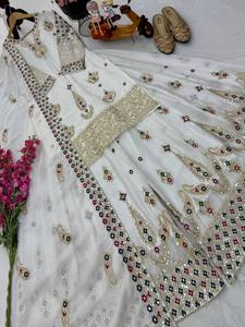 Tenue de fête moderne Sharara Palazzo en pur soie chinon avec bordure en dentelle travaillée - Product Image 2