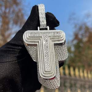 Pendentif de luxe en moissanite micro-pavée taille brillant initiale 'T' en argent sterling plaqué or 14 carats, style hip-hop, pour homme et femme, idéal comme cadeau - Product Image 2