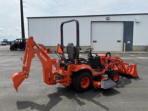 Tracteur de jardin Kubota L4340 4x4 avec chargeur frontal et pelle arrière, couleur rouge, tracteur multifonctionnel sur roues - Product Image 4