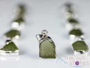 Joyería de Moldavita Certificada, Colgante de Moldavita en Bruto, Bisel Liso de Plata de Ley, Diseño Único E2161 - Product Image 3