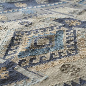 Tapis Kilim en nylon fait main Giana, bleu et beige, motif abstrait, moderne, tissé à la main, tissage plat, tapis écologique avec franges - Product Image 5