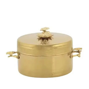 Casserole unique en métal au fini or alliant style et fonctionnalité pour le chauffage des aliments et l'organisation de la cuisine dans les hôtels - Product Image 2