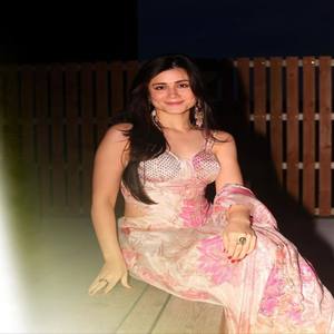 Conjunto de Lehenga VASTRA COTTAGE de Organza Pura con Estampado Digital, Blusa Acolchada con Bordado Estilo Corsé y Dupatta con Lentejuelas - Product Image 3