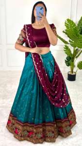 Hermosa ropa de boda Lehenga Choli con hilo y trabajo de secuencia - Product Image 2