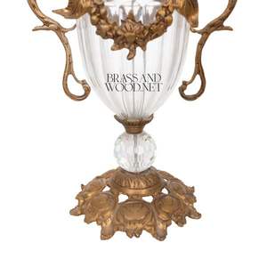Vase décoratif antique en laiton et verre avec poignées ornées et base classique élégante pour intérieurs de luxe - Product Image 4