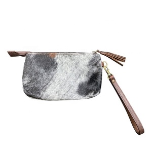 Embrague de piel de vaca de moda del proveedor fabricante indio correa de muñeca extraíble borla cremallera superior diseño de pelo remache portátil - Product Image 2