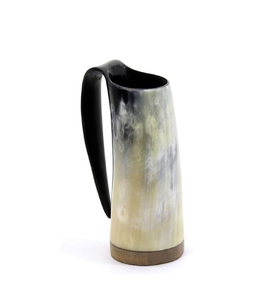 Taza de cuerno de búfalo, con nudo celta grabado, acabado pulido oscuro, disponible a precios de mayoreo. - Product Image 3