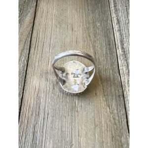 Anillo de Plata de Ley con Turquesa Kingman Hecho a Mano por los Navajo, con Engaste de Oro Rosa, Talla 7.25, Regalo, Marca Privada Licenciada 'IS' - Product Image 5