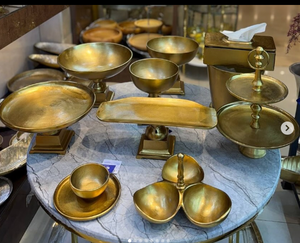 Plateaux de service en métal argenté et doré, bols et plats à motif floral et support en acier inoxydable et laiton - Product Image 1