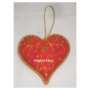 Precioso bordado Zari hecho a mano Color rojo en forma de corazón adorno colgante de Navidad bordado a mano corazón adornos navideños - Product Image 1