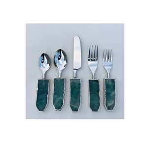 Ensemble de couverts à poignée en résine avec poignées décoratives en laiton adapté aux repas formels et décontractés à bon prix - Product Image 3