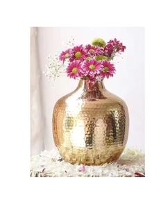 Vase moderne en métal à fleurs martelées en or pour décoration intérieure et pièce d'accent décorative - Product Image 1