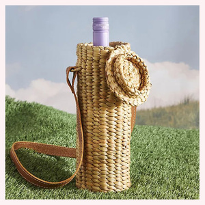 Cubierta de botella de algas marinas de ratán legant Diseño animal hecho a mano para estética y regalos del hogar inspirados en el diseñador - Product Image 1