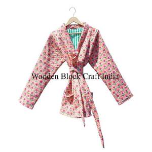 Chaqueta de Invierno y Otoño Acolchada Kantha de Algodón Ecológico Hecha a Mano Estilo Vintage para Mujer, con Parches Florales Indios Reversibles - Product Image 4