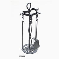 Ensemble d'outils de cheminée en fer robuste, moderne et fait main, en métal thermolaqué, comprenant un bâton de cheminée, une pelle, des pinces, une brosse et un support, pour intérieur et extérieur