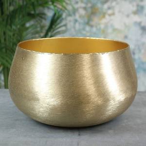 Jardinera de metal resistente a la intemperie con un acabado dorado único ideal para mejorar la estética de los jardines urbanos modernos. - Product Image 6