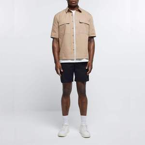 กางเกงขาสั้นผ้าชิโน่เข้ารูปทรงสลิมฟิตสีดำสำหรับ2% ผ้าคอตตอนพร้อมกระดุมติดซิปด้านข้าง - Product Image 2