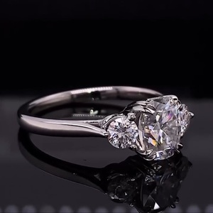 Coussin de luxe et bague ronde en diamant Or blanc 14 carats Diamants de laboratoire cultivés VS1 E F 2,00 carats Fabricant de bijoux en gros - Product Image 6