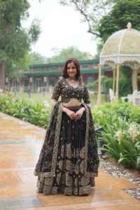 Nouvelle tendance d'habillage élégante dernière soie Rangoli Lehenga Choli & Dupatta avec paillettes lourdes et travail brodé de fil à vendre - Product Image 6