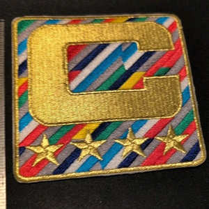 Écusson de capitaine C avec 4 étoiles dorées, badge sportif thermocollant pour uniformes de capitaine d'équipe, broderie personnalisée disponible - Product Image 1
