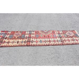 พรมวินเทจขนาด 2.3x8.6 ฟุต สีแดงตุรกี ลายโมร็อกโก ทำจากขนสัตว์ พร้อมแผ่นรองหลังทำจากยางพารา เป็นมิตรกับสิ่งแวดล้อม ดีไซน์แบบดั้งเดิม - Product Image 2