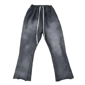 Pantalones apilados con diseño OEM para hombre, pantalones de chándal acampanados con lavado ácido desteñidos con borde cortado y dobladillo crudo de rizo de algodón 100% personalizados de alta calidad