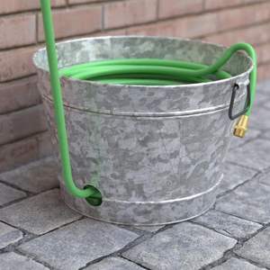 Pot à tuyaux en aluminium robuste avec finition sculptée à la main, design moderne et luxueux pour tuyaux de jardin lourds, rangement extérieur sans désordre - Product Image 2