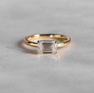 Este anillo de compromiso solitario certificado por IGI de 2.00 quilates para mujer presenta un deslumbrante diamante de corte esmeralda cultivado en laboratorio en un elegante diseño. - Product Image 1