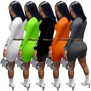 T-shirt court avec short et logo personnalisé pour femme, ensemble de 2 pièces pour l'été - Product Image 2